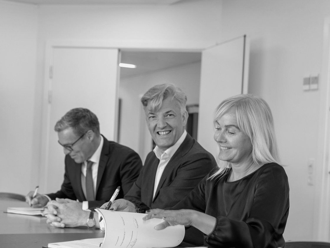 Fra venstre COO i PFA Jon Johnsen, Group CEO i PFA Allan Polack, Anne Mette Toftegaard, CEO, LB Forsikring